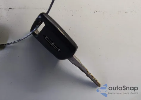 2003 Lincoln Town Car Executive z USA, uszkodzony, nr VIN 1LNHM81W93Y695525